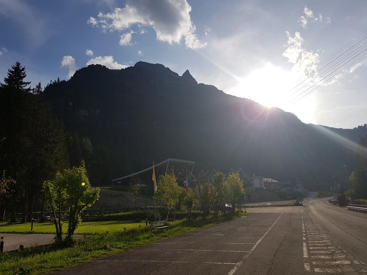 Garni Monika Acomodação com café da manhã Canazei Exterior foto